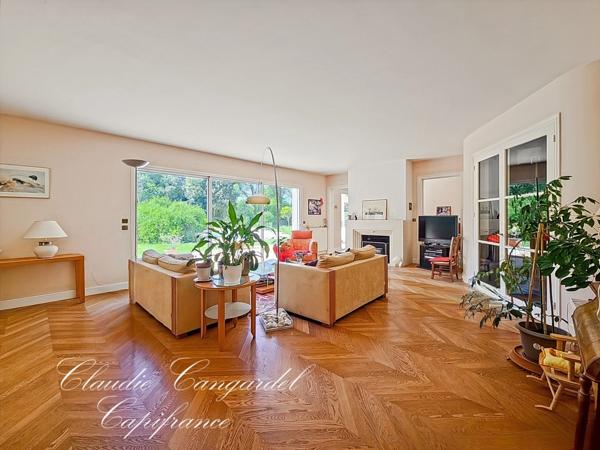 Magnifique propriété de 7 pièces alliant espace, élégance et cadre verdoyant à seulement 10' de LA ROCHELLE
