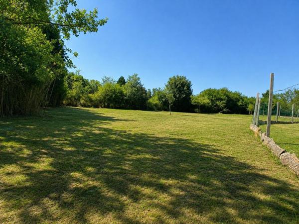Située à seulement 15 minutes de la N7, 25 minutes de Nevers, 35 minutes de Moulins et 50 minutes de Bourges,