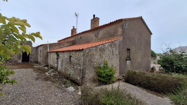 Ensemble immobilier : Maison + grange + 5 hangars + 2 terrains constructibles + dépendances