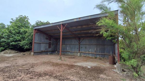 Ensemble immobilier : Maison + grange + 5 hangars + 2 terrains constructibles + dépendances