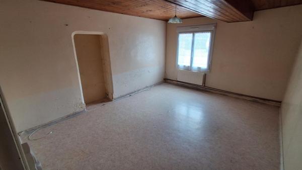 Ensemble immobilier : Maison + grange + 5 hangars + 2 terrains constructibles + dépendances