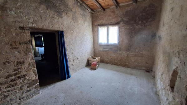 Ensemble immobilier : Maison + grange + 5 hangars + 2 terrains constructibles + dépendances