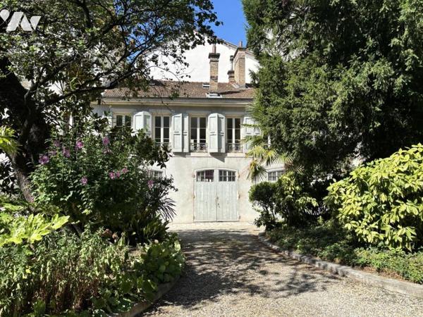 Appartement 6P Duplex de charme avec terrasse – Hôtel particulier du XVIIe siècle en cœur de ville