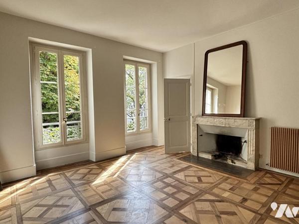 Appartement 6P Duplex de charme avec terrasse – Hôtel particulier du XVIIe siècle en cœur de ville