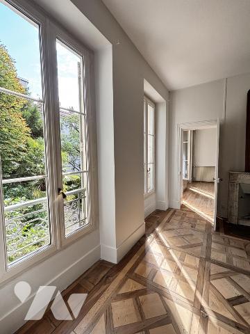 Appartement 6P Duplex de charme avec terrasse – Hôtel particulier du XVIIe siècle en cœur de ville
