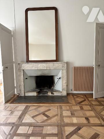 Appartement 6P Duplex de charme avec terrasse – Hôtel particulier du XVIIe siècle en cœur de ville