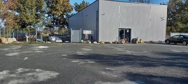 locale commercial situé à Saint Seurin sur L'isle