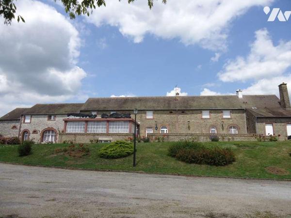 LA FERTE MACE, ancien hôtel-restaurant avec dépendance et terrain en centre-ville