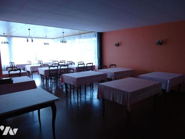 LA FERTE MACE, ancien hôtel-restaurant avec dépendance et terrain en centre-ville