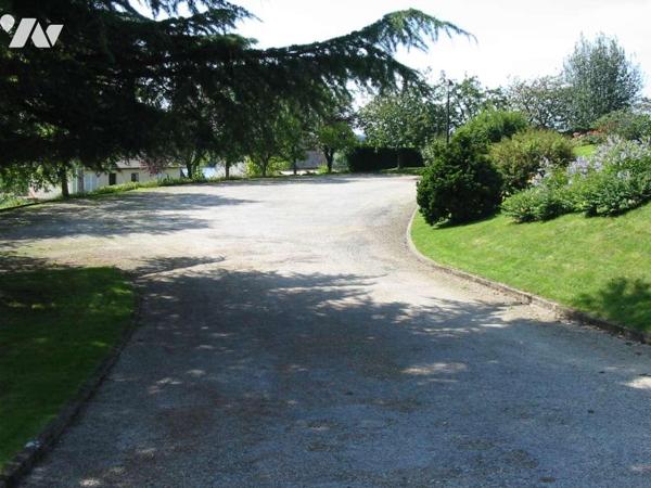 LA FERTE MACE, ancien hôtel-restaurant avec dépendance et terrain en centre-ville