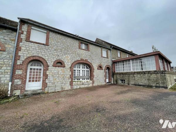 LA FERTE MACE, ancien hôtel-restaurant avec dépendance et terrain en centre-ville