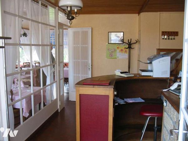 LA FERTE MACE, ancien hôtel-restaurant avec dépendance et terrain en centre-ville