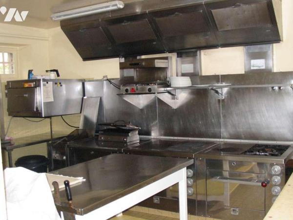 LA FERTE MACE, ancien hôtel-restaurant avec dépendance et terrain en centre-ville