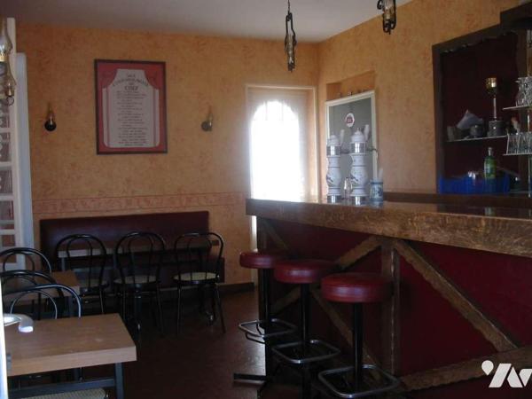 LA FERTE MACE, ancien hôtel-restaurant avec dépendance et terrain en centre-ville