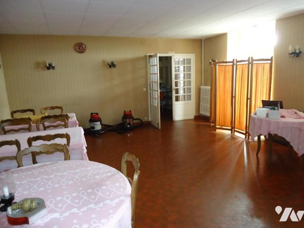 LA FERTE MACE, ancien hôtel-restaurant avec dépendance et terrain en centre-ville