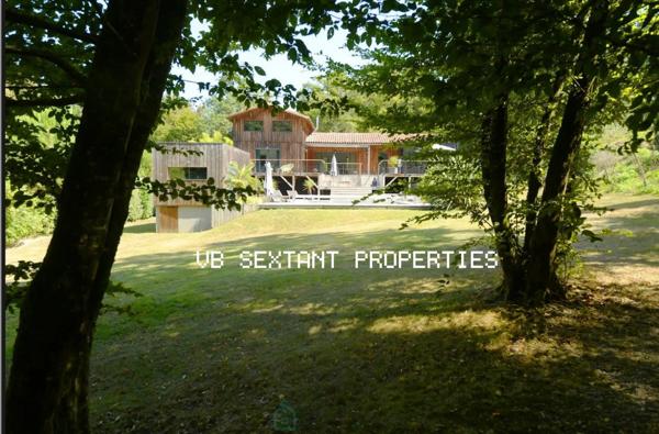 15 mn de Bordeaux, Latresne, magnifique maison de charme en bois avec  dépendance , sur un terrain de 2800m2