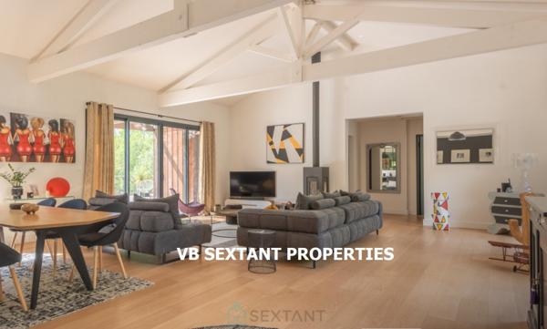 15 mn de Bordeaux, Latresne, magnifique maison de charme en bois avec  dépendance , sur un terrain de 2800m2