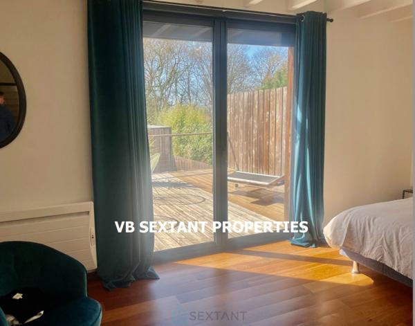 15 mn de Bordeaux, Latresne, magnifique maison de charme en bois avec  dépendance , sur un terrain de 2800m2