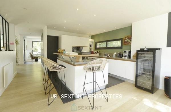 15 mn de Bordeaux, Latresne, magnifique maison de charme en bois avec  dépendance