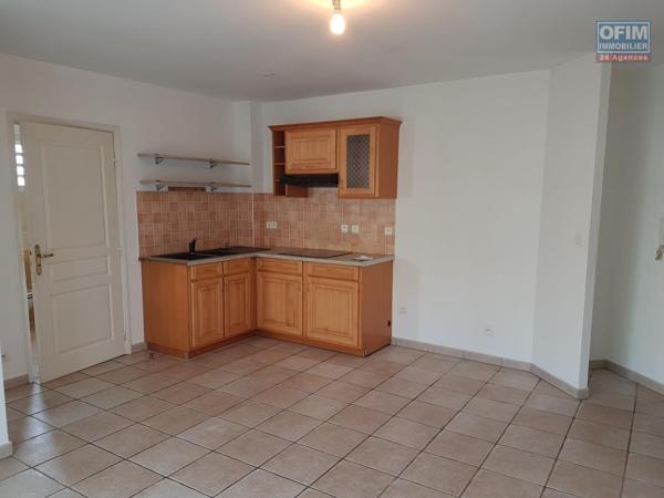 A vendre bel appartement de type F2 dans résidence avec piscine les 400 le Tampon