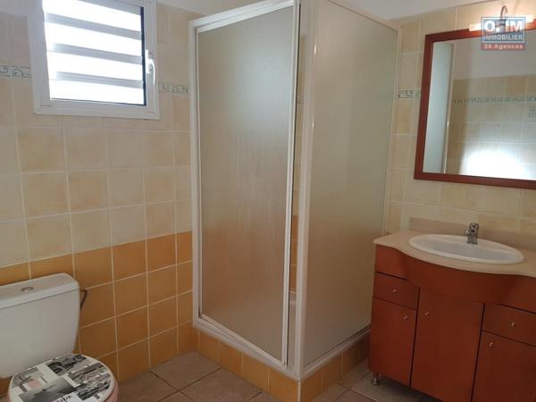 A vendre bel appartement de type F2 dans résidence avec piscine les 400 le Tampon