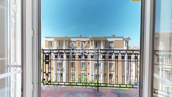 Métro Mairie des Lilas : Bel appartement des années 20 à rénover, balcon ouest et vue dégagée