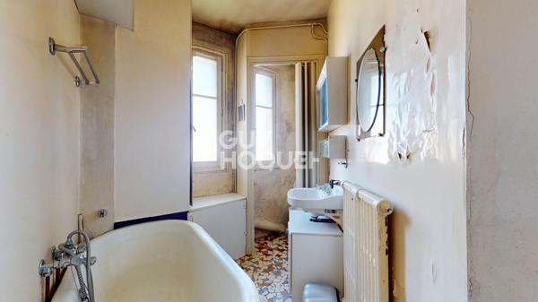 Métro Mairie des Lilas : Bel appartement des années 20 à rénover, balcon ouest et vue dégagée