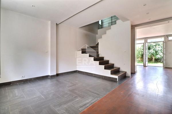 maison moderne avec garage jardin et terrasse