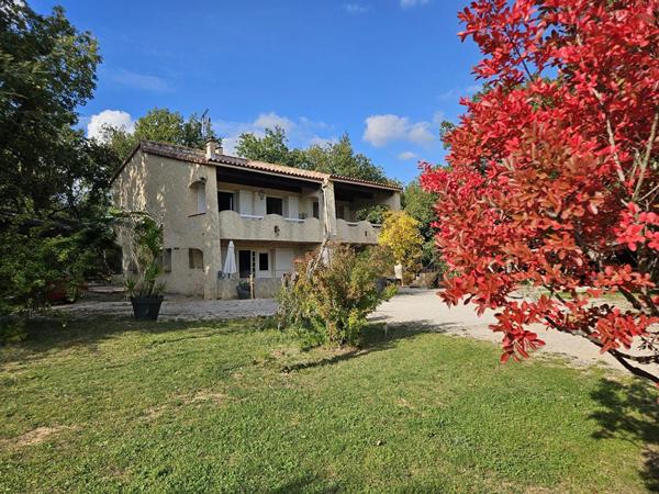 Villa à vendre à Saint Maximin la Sainte Baume au calme avec piscine, garage. Fort potentiel locatif.