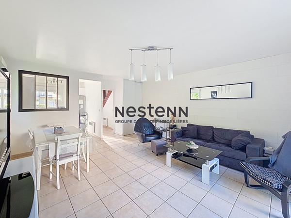 Maison récente à deux pas du bourg et proche de la plage.