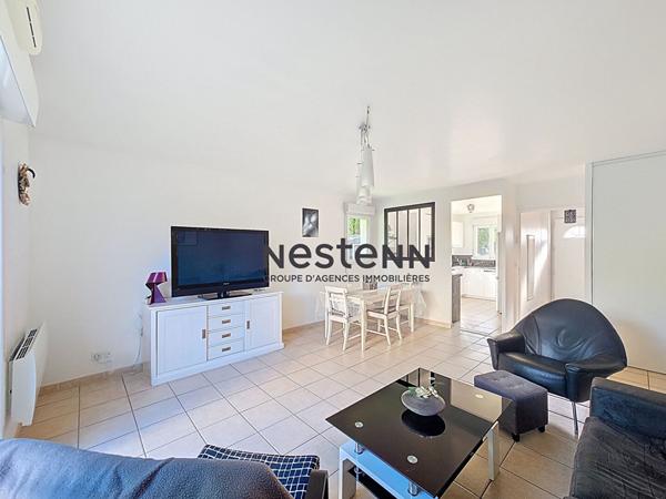 Maison récente à deux pas du bourg et proche de la plage.