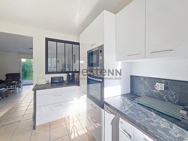 Maison récente à deux pas du bourg et proche de la plage.