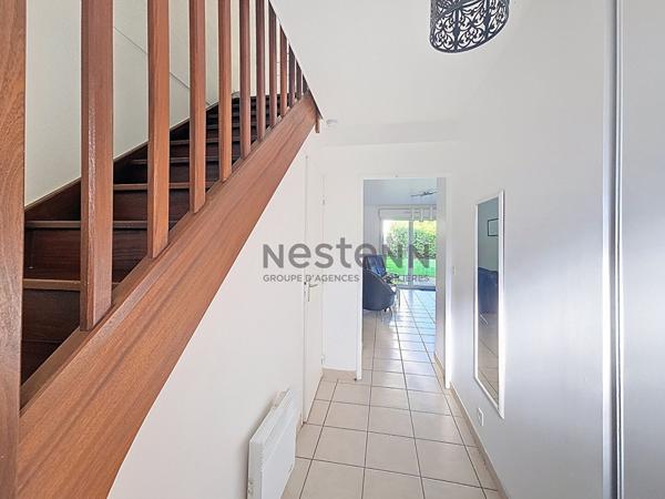 Maison récente à deux pas du bourg et proche de la plage.