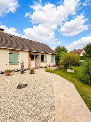Située à 7 minutes de Gisors, cette maison de plain-pied de 100 m² offre un cadre de vie calme et fonctionnel, idéal pour une famille recherchant confort et luminosité. Elle se compose de 6 pièces dont 4 chambres, avec une configuration pensée pour le quotidien.

INTÉRIEUR :

Dès l'entrée, vous découvrez un espace avec placards intégrés offrant de nombreux rangements. La maison bénéficie de beaux volumes et d'une belle luminosité naturelle.

La cuisine équipée et aménagée s'ouvre sur un grand séjour installé dans une véranda, créant un espace de vie convivial et baigné de lumière. Un poêle à bois complète l'installation de chauffage électrique et apporte une ambiance chaleureuse. La climatisation assure un confort optimal en toutes saisons.

La partie nuit comprend 4 chambres aux volumes généreux. Une salle d'eau avec douche à l'italienne et des toilettes séparées complètent l'agencement intérieur.

ÉQUIPEMENTS :

La maison est équipée de 12 panneaux solaires, permettant de réaliser des économies d'énergie substantielles. Un grand garage accessible depuis l'intérieur offre praticité au quotidien. Une pièce attenante peut servir de grenier ou être aménagée en bureau selon vos besoins.

EXTÉRIEUR :

Le terrain de 1100 m² constitue un véritable atout pour profiter pleinement de l'extérieur. Vous y trouverez une piscine pour les beaux jours, une serre pour les amateurs de jardinage, un petit chalet pouvant servir d'espace de stockage ou d'atelier, ainsi qu'une pergola créant un coin ombragé agréable.

L'ensemble bénéficie d'une exposition lumineuse et d'un environnement calme, offrant un cadre de vie agréable à quelques minutes des commodités.

Contactez Andrea Collard, votre mandataire BSK Immobilier, pour organiser une visite.