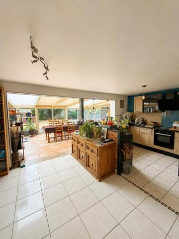 Située à 7 minutes de Gisors, cette maison de plain-pied de 100 m² offre un cadre de vie calme et fonctionnel, idéal pour une famille recherchant confort et luminosité. Elle se compose de 6 pièces dont 4 chambres, avec une configuration pensée pour le quotidien.

INTÉRIEUR :

Dès l'entrée, vous découvrez un espace avec placards intégrés offrant de nombreux rangements. La maison bénéficie de beaux volumes et d'une belle luminosité naturelle.

La cuisine équipée et aménagée s'ouvre sur un grand séjour installé dans une véranda, créant un espace de vie convivial et baigné de lumière. Un poêle à bois complète l'installation de chauffage électrique et apporte une ambiance chaleureuse. La climatisation assure un confort optimal en toutes saisons.

La partie nuit comprend 4 chambres aux volumes généreux. Une salle d'eau avec douche à l'italienne et des toilettes séparées complètent l'agencement intérieur.

ÉQUIPEMENTS :

La maison est équipée de 12 panneaux solaires, permettant de réaliser des économies d'énergie substantielles. Un grand garage accessible depuis l'intérieur offre praticité au quotidien. Une pièce attenante peut servir de grenier ou être aménagée en bureau selon vos besoins.

EXTÉRIEUR :

Le terrain de 1100 m² constitue un véritable atout pour profiter pleinement de l'extérieur. Vous y trouverez une piscine pour les beaux jours, une serre pour les amateurs de jardinage, un petit chalet pouvant servir d'espace de stockage ou d'atelier, ainsi qu'une pergola créant un coin ombragé agréable.

L'ensemble bénéficie d'une exposition lumineuse et d'un environnement calme, offrant un cadre de vie agréable à quelques minutes des commodités.

Contactez Andrea Collard, votre mandataire BSK Immobilier, pour organiser une visite.