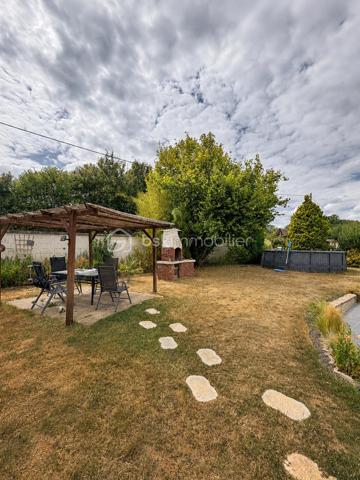 Située à 7 minutes de Gisors, cette maison de plain-pied de 100 m² offre un cadre de vie calme et fonctionnel, idéal pour une famille recherchant confort et luminosité. Elle se compose de 6 pièces dont 4 chambres, avec une configuration pensée pour le quotidien.

INTÉRIEUR :

Dès l'entrée, vous découvrez un espace avec placards intégrés offrant de nombreux rangements. La maison bénéficie de beaux volumes et d'une belle luminosité naturelle.

La cuisine équipée et aménagée s'ouvre sur un grand séjour installé dans une véranda, créant un espace de vie convivial et baigné de lumière. Un poêle à bois complète l'installation de chauffage électrique et apporte une ambiance chaleureuse. La climatisation assure un confort optimal en toutes saisons.

La partie nuit comprend 4 chambres aux volumes généreux. Une salle d'eau avec douche à l'italienne et des toilettes séparées complètent l'agencement intérieur.

ÉQUIPEMENTS :

La maison est équipée de 12 panneaux solaires, permettant de réaliser des économies d'énergie substantielles. Un grand garage accessible depuis l'intérieur offre praticité au quotidien. Une pièce attenante peut servir de grenier ou être aménagée en bureau selon vos besoins.

EXTÉRIEUR :

Le terrain de 1100 m² constitue un véritable atout pour profiter pleinement de l'extérieur. Vous y trouverez une piscine pour les beaux jours, une serre pour les amateurs de jardinage, un petit chalet pouvant servir d'espace de stockage ou d'atelier, ainsi qu'une pergola créant un coin ombragé agréable.

L'ensemble bénéficie d'une exposition lumineuse et d'un environnement calme, offrant un cadre de vie agréable à quelques minutes des commodités.

Contactez Andrea Collard, votre mandataire BSK Immobilier, pour organiser une visite.