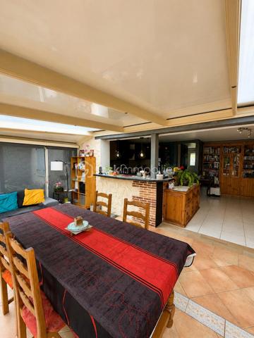 Située à 7 minutes de Gisors, cette maison de plain-pied de 100 m² offre un cadre de vie calme et fonctionnel, idéal pour une famille recherchant confort et luminosité. Elle se compose de 6 pièces dont 4 chambres, avec une configuration pensée pour le quotidien.

INTÉRIEUR :

Dès l'entrée, vous découvrez un espace avec placards intégrés offrant de nombreux rangements. La maison bénéficie de beaux volumes et d'une belle luminosité naturelle.

La cuisine équipée et aménagée s'ouvre sur un grand séjour installé dans une véranda, créant un espace de vie convivial et baigné de lumière. Un poêle à bois complète l'installation de chauffage électrique et apporte une ambiance chaleureuse. La climatisation assure un confort optimal en toutes saisons.

La partie nuit comprend 4 chambres aux volumes généreux. Une salle d'eau avec douche à l'italienne et des toilettes séparées complètent l'agencement intérieur.

ÉQUIPEMENTS :

La maison est équipée de 12 panneaux solaires, permettant de réaliser des économies d'énergie substantielles. Un grand garage accessible depuis l'intérieur offre praticité au quotidien. Une pièce attenante peut servir de grenier ou être aménagée en bureau selon vos besoins.

EXTÉRIEUR :

Le terrain de 1100 m² constitue un véritable atout pour profiter pleinement de l'extérieur. Vous y trouverez une piscine pour les beaux jours, une serre pour les amateurs de jardinage, un petit chalet pouvant servir d'espace de stockage ou d'atelier, ainsi qu'une pergola créant un coin ombragé agréable.

L'ensemble bénéficie d'une exposition lumineuse et d'un environnement calme, offrant un cadre de vie agréable à quelques minutes des commodités.

Contactez Andrea Collard, votre mandataire BSK Immobilier, pour organiser une visite.
