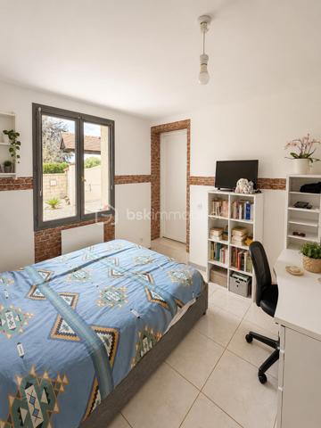Située à 7 minutes de Gisors, cette maison de plain-pied de 100 m² offre un cadre de vie calme et fonctionnel, idéal pour une famille recherchant confort et luminosité. Elle se compose de 6 pièces dont 4 chambres, avec une configuration pensée pour le quotidien.

INTÉRIEUR :

Dès l'entrée, vous découvrez un espace avec placards intégrés offrant de nombreux rangements. La maison bénéficie de beaux volumes et d'une belle luminosité naturelle.

La cuisine équipée et aménagée s'ouvre sur un grand séjour installé dans une véranda, créant un espace de vie convivial et baigné de lumière. Un poêle à bois complète l'installation de chauffage électrique et apporte une ambiance chaleureuse. La climatisation assure un confort optimal en toutes saisons.

La partie nuit comprend 4 chambres aux volumes généreux. Une salle d'eau avec douche à l'italienne et des toilettes séparées complètent l'agencement intérieur.

ÉQUIPEMENTS :

La maison est équipée de 12 panneaux solaires, permettant de réaliser des économies d'énergie substantielles. Un grand garage accessible depuis l'intérieur offre praticité au quotidien. Une pièce attenante peut servir de grenier ou être aménagée en bureau selon vos besoins.

EXTÉRIEUR :

Le terrain de 1100 m² constitue un véritable atout pour profiter pleinement de l'extérieur. Vous y trouverez une piscine pour les beaux jours, une serre pour les amateurs de jardinage, un petit chalet pouvant servir d'espace de stockage ou d'atelier, ainsi qu'une pergola créant un coin ombragé agréable.

L'ensemble bénéficie d'une exposition lumineuse et d'un environnement calme, offrant un cadre de vie agréable à quelques minutes des commodités.

Contactez Andrea Collard, votre mandataire BSK Immobilier, pour organiser une visite.