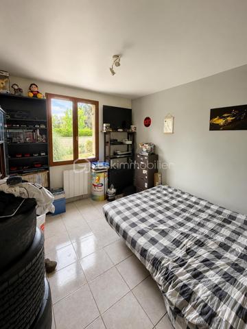 Située à 7 minutes de Gisors, cette maison de plain-pied de 100 m² offre un cadre de vie calme et fonctionnel, idéal pour une famille recherchant confort et luminosité. Elle se compose de 6 pièces dont 4 chambres, avec une configuration pensée pour le quotidien.

INTÉRIEUR :

Dès l'entrée, vous découvrez un espace avec placards intégrés offrant de nombreux rangements. La maison bénéficie de beaux volumes et d'une belle luminosité naturelle.

La cuisine équipée et aménagée s'ouvre sur un grand séjour installé dans une véranda, créant un espace de vie convivial et baigné de lumière. Un poêle à bois complète l'installation de chauffage électrique et apporte une ambiance chaleureuse. La climatisation assure un confort optimal en toutes saisons.

La partie nuit comprend 4 chambres aux volumes généreux. Une salle d'eau avec douche à l'italienne et des toilettes séparées complètent l'agencement intérieur.

ÉQUIPEMENTS :

La maison est équipée de 12 panneaux solaires, permettant de réaliser des économies d'énergie substantielles. Un grand garage accessible depuis l'intérieur offre praticité au quotidien. Une pièce attenante peut servir de grenier ou être aménagée en bureau selon vos besoins.

EXTÉRIEUR :

Le terrain de 1100 m² constitue un véritable atout pour profiter pleinement de l'extérieur. Vous y trouverez une piscine pour les beaux jours, une serre pour les amateurs de jardinage, un petit chalet pouvant servir d'espace de stockage ou d'atelier, ainsi qu'une pergola créant un coin ombragé agréable.

L'ensemble bénéficie d'une exposition lumineuse et d'un environnement calme, offrant un cadre de vie agréable à quelques minutes des commodités.

Contactez Andrea Collard, votre mandataire BSK Immobilier, pour organiser une visite.