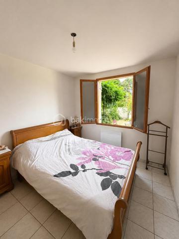 Située à 7 minutes de Gisors, cette maison de plain-pied de 100 m² offre un cadre de vie calme et fonctionnel, idéal pour une famille recherchant confort et luminosité. Elle se compose de 6 pièces dont 4 chambres, avec une configuration pensée pour le quotidien.

INTÉRIEUR :

Dès l'entrée, vous découvrez un espace avec placards intégrés offrant de nombreux rangements. La maison bénéficie de beaux volumes et d'une belle luminosité naturelle.

La cuisine équipée et aménagée s'ouvre sur un grand séjour installé dans une véranda, créant un espace de vie convivial et baigné de lumière. Un poêle à bois complète l'installation de chauffage électrique et apporte une ambiance chaleureuse. La climatisation assure un confort optimal en toutes saisons.

La partie nuit comprend 4 chambres aux volumes généreux. Une salle d'eau avec douche à l'italienne et des toilettes séparées complètent l'agencement intérieur.

ÉQUIPEMENTS :

La maison est équipée de 12 panneaux solaires, permettant de réaliser des économies d'énergie substantielles. Un grand garage accessible depuis l'intérieur offre praticité au quotidien. Une pièce attenante peut servir de grenier ou être aménagée en bureau selon vos besoins.

EXTÉRIEUR :

Le terrain de 1100 m² constitue un véritable atout pour profiter pleinement de l'extérieur. Vous y trouverez une piscine pour les beaux jours, une serre pour les amateurs de jardinage, un petit chalet pouvant servir d'espace de stockage ou d'atelier, ainsi qu'une pergola créant un coin ombragé agréable.

L'ensemble bénéficie d'une exposition lumineuse et d'un environnement calme, offrant un cadre de vie agréable à quelques minutes des commodités.

Contactez Andrea Collard, votre mandataire BSK Immobilier, pour organiser une visite.