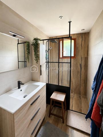 Située à 7 minutes de Gisors, cette maison de plain-pied de 100 m² offre un cadre de vie calme et fonctionnel, idéal pour une famille recherchant confort et luminosité. Elle se compose de 6 pièces dont 4 chambres, avec une configuration pensée pour le quotidien.

INTÉRIEUR :

Dès l'entrée, vous découvrez un espace avec placards intégrés offrant de nombreux rangements. La maison bénéficie de beaux volumes et d'une belle luminosité naturelle.

La cuisine équipée et aménagée s'ouvre sur un grand séjour installé dans une véranda, créant un espace de vie convivial et baigné de lumière. Un poêle à bois complète l'installation de chauffage électrique et apporte une ambiance chaleureuse. La climatisation assure un confort optimal en toutes saisons.

La partie nuit comprend 4 chambres aux volumes généreux. Une salle d'eau avec douche à l'italienne et des toilettes séparées complètent l'agencement intérieur.

ÉQUIPEMENTS :

La maison est équipée de 12 panneaux solaires, permettant de réaliser des économies d'énergie substantielles. Un grand garage accessible depuis l'intérieur offre praticité au quotidien. Une pièce attenante peut servir de grenier ou être aménagée en bureau selon vos besoins.

EXTÉRIEUR :

Le terrain de 1100 m² constitue un véritable atout pour profiter pleinement de l'extérieur. Vous y trouverez une piscine pour les beaux jours, une serre pour les amateurs de jardinage, un petit chalet pouvant servir d'espace de stockage ou d'atelier, ainsi qu'une pergola créant un coin ombragé agréable.

L'ensemble bénéficie d'une exposition lumineuse et d'un environnement calme, offrant un cadre de vie agréable à quelques minutes des commodités.

Contactez Andrea Collard, votre mandataire BSK Immobilier, pour organiser une visite.