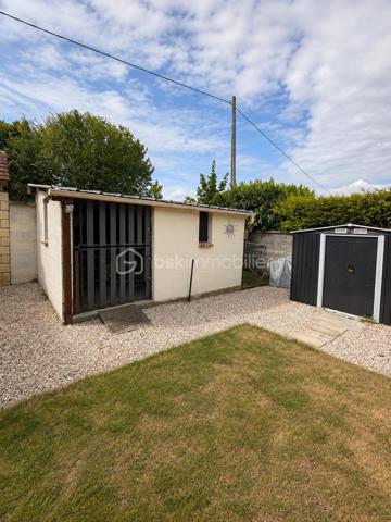 Située à 7 minutes de Gisors, cette maison de plain-pied de 100 m² offre un cadre de vie calme et fonctionnel, idéal pour une famille recherchant confort et luminosité. Elle se compose de 6 pièces dont 4 chambres, avec une configuration pensée pour le quotidien.

INTÉRIEUR :

Dès l'entrée, vous découvrez un espace avec placards intégrés offrant de nombreux rangements. La maison bénéficie de beaux volumes et d'une belle luminosité naturelle.

La cuisine équipée et aménagée s'ouvre sur un grand séjour installé dans une véranda, créant un espace de vie convivial et baigné de lumière. Un poêle à bois complète l'installation de chauffage électrique et apporte une ambiance chaleureuse. La climatisation assure un confort optimal en toutes saisons.

La partie nuit comprend 4 chambres aux volumes généreux. Une salle d'eau avec douche à l'italienne et des toilettes séparées complètent l'agencement intérieur.

ÉQUIPEMENTS :

La maison est équipée de 12 panneaux solaires, permettant de réaliser des économies d'énergie substantielles. Un grand garage accessible depuis l'intérieur offre praticité au quotidien. Une pièce attenante peut servir de grenier ou être aménagée en bureau selon vos besoins.

EXTÉRIEUR :

Le terrain de 1100 m² constitue un véritable atout pour profiter pleinement de l'extérieur. Vous y trouverez une piscine pour les beaux jours, une serre pour les amateurs de jardinage, un petit chalet pouvant servir d'espace de stockage ou d'atelier, ainsi qu'une pergola créant un coin ombragé agréable.

L'ensemble bénéficie d'une exposition lumineuse et d'un environnement calme, offrant un cadre de vie agréable à quelques minutes des commodités.

Contactez Andrea Collard, votre mandataire BSK Immobilier, pour organiser une visite.