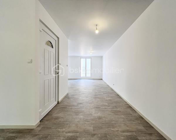 *** À SERIGNAN CENTRE-VILLAGE ***

Au cœur du village, maison de 103m2 (152m2 au sol) entièrement rénovée à neuf (électricité, plomberie, peintures) offrant une configuration modulable en 2 logements.
Agencement sur 3 niveaux:

• RDC : Une entrée principale qui à gauche donne accès à un très grand garage de 51m2 et à droite ( idéale pour un investissement locatif ) une habitation de type T2 en duplex comprenant un séjour, un coin kitchenette en enfilade et à l'étage une grande chambre avec salle d'eau et WC.

• 1er étage : Habitation principale avec une vaste pièce de vie lumineuse (salon, salle à manger, cuisine ouverte, WC) .

• 2ème étage (coin nuit) : 3 chambres dont  1 suite parentale, une salle de bain avec douche et baignoire et un WC separé.

Travaux : Aménagement des cuisines et salles d'eau à prévoir. Toutes les arrivées d'eau, évacuations et électricité sont déjà tirées.

Les + : Grand garage de 51m2 en centre-village, fort potentiel locatif ou familial, rénovation récente, finitions personnalisables à votre goût.
Proche des commerces et des écoles.

J'organise votre visite, à vos téléphones!
