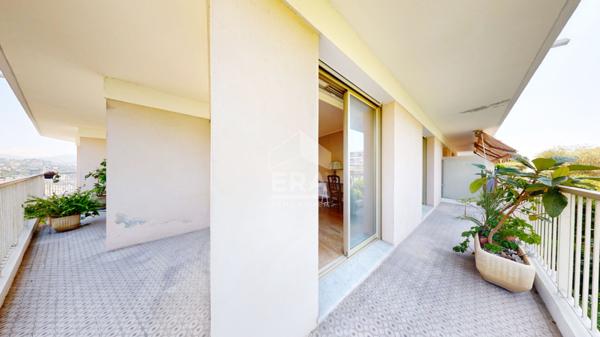 NICE - MANTEGA RIGHI : SPACIEUX 5 PIÈCES D'ANGLE AVEC GRANDE TERRASSE CIRCULAIRE ET BELLE VUE DÉGAGÉE