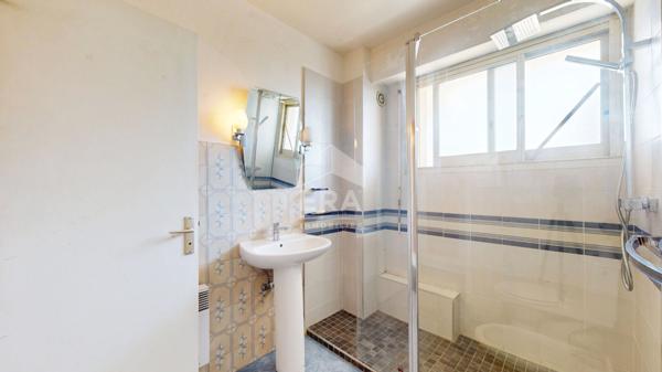 NICE - MANTEGA RIGHI : SPACIEUX 5 PIÈCES D'ANGLE AVEC GRANDE TERRASSE CIRCULAIRE ET BELLE VUE DÉGAGÉE