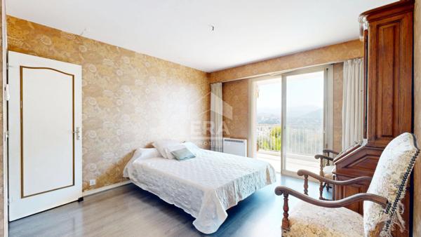 NICE - MANTEGA RIGHI : SPACIEUX 5 PIÈCES D'ANGLE AVEC GRANDE TERRASSE CIRCULAIRE ET BELLE VUE DÉGAGÉE