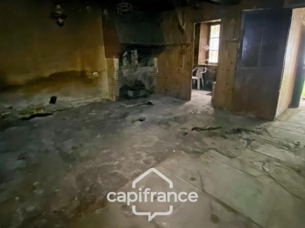 Maison en pierre avec garage et terrain à rénover entièrement- Saint Rémy sur Durolle