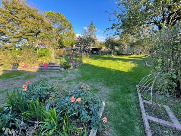 Immeuble à usage commercial et d'habitation idéal pour investisseur à CHAILLOUE
Garage, jardin