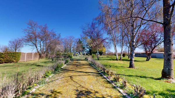 Maison familiale rénovée de 190 m² / 6 chambres / Terrain arboré de 4 100 m² / Double garage