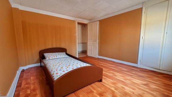 Maison, 6 pièces, 4 chambres, terrasse et dépendances.